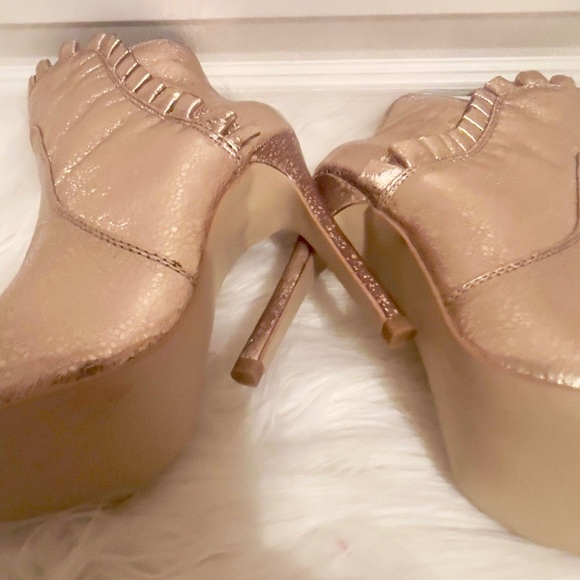 Shoe dazzle rose gold metallic faux leather booties. Ruffled edge. Size 7.5 - Picture 7 of 8